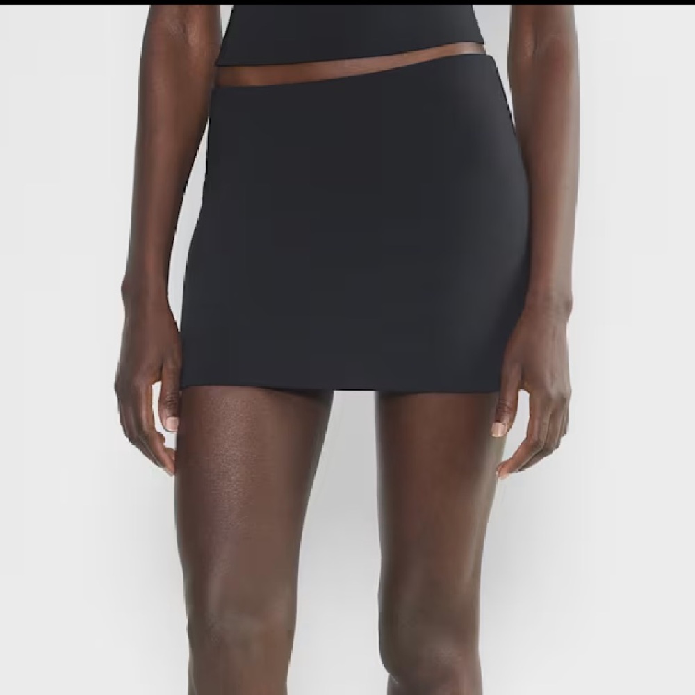NWT: Aritzia Original Contour Enrich Skirt